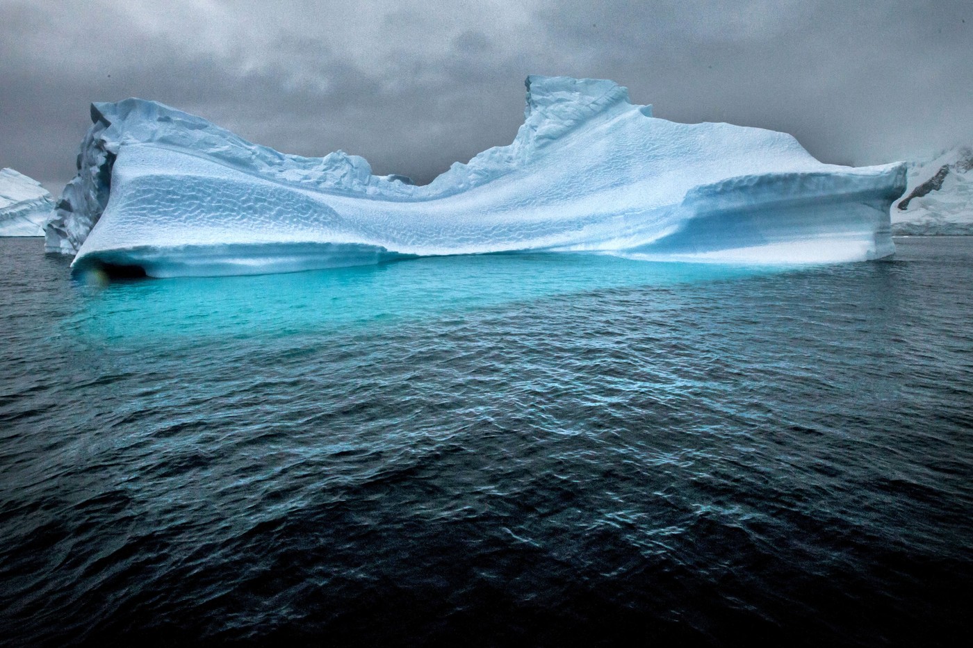 Apele calde din adâncurile oceanelor riscă să topească gheața de sub Antarctica, arată măsurători făcute în ultimele decenii