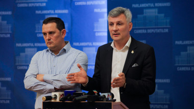 deputatul PSD Daniel Zamfir(dr) si avocatul Gh Piperea sustin o conferinta de presa despre legea darii in plata