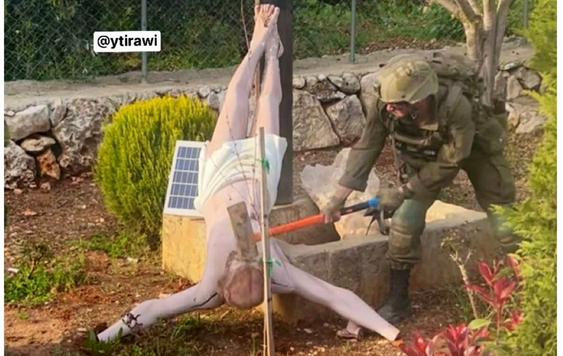 Un soldat israelian lovește cu un ciocan o statuie a lui Iisus din sudul Libanului. Armata confirmă autenticitatea fotografiei