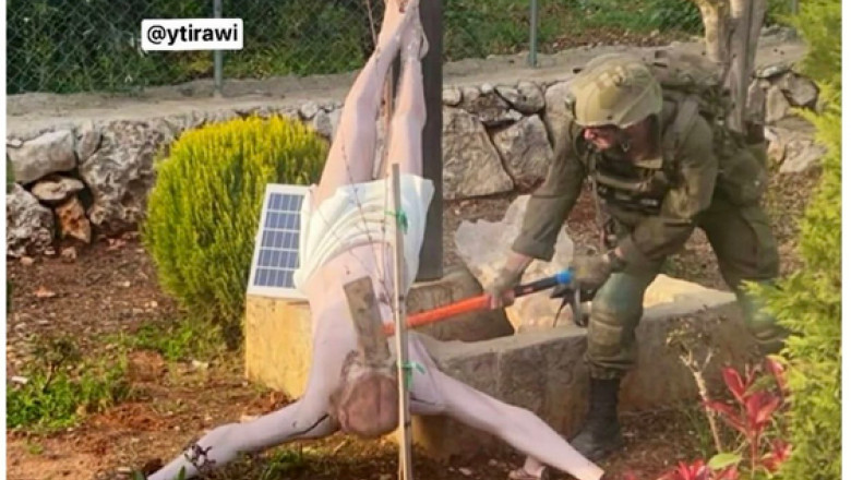 soldat israelian loveste cu un ciocan capul unei statui al lui iisus hristos