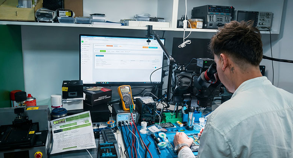 (P) De ce unele reparații de telefoane țin ani de zile, iar altele se strică în câteva luni