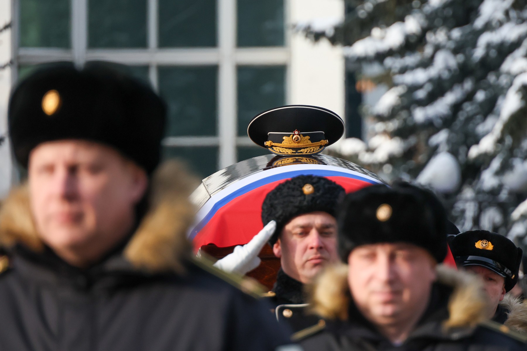 Industria funerară din Rusia, în plină expansiune pe fondul pierderilor din Ucraina. Sicriele, gropile, înmormântările s-au scumpit