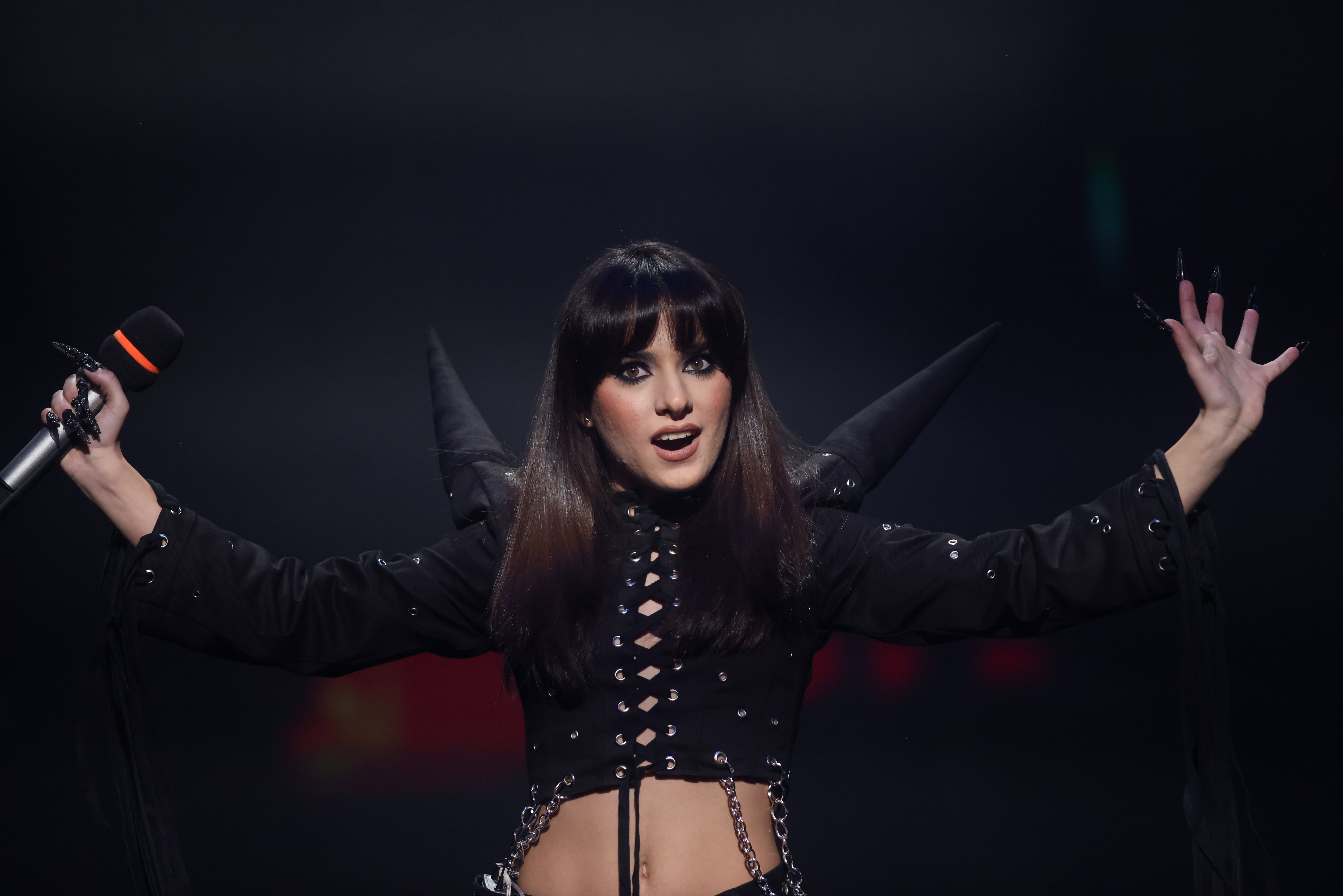 După criticile privind piesa României pentru Eurovision, Alexandra Căpitănescu a lansat o nouă versiune a melodiei „Choke Me”