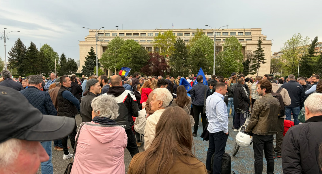 Manifestație în Piața Victoriei pentru susținerea premierului Ilie Bolojan