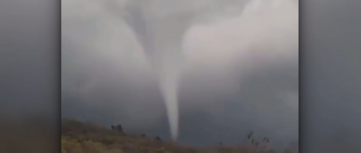 Tornadă în România. Imagini surprinse de un localnic în timpul unei furtuni