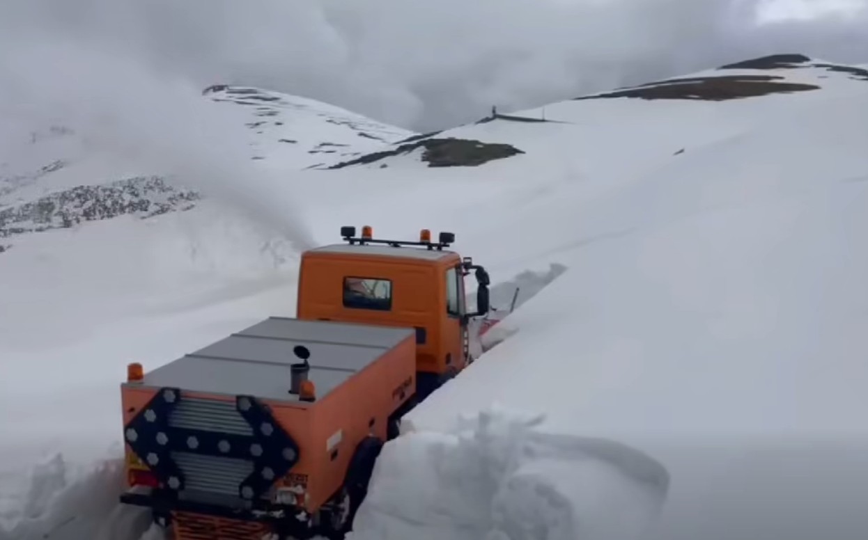 Strat de zăpadă de peste 2 metri pe Transalpina. Circulaţia rămâne închisă