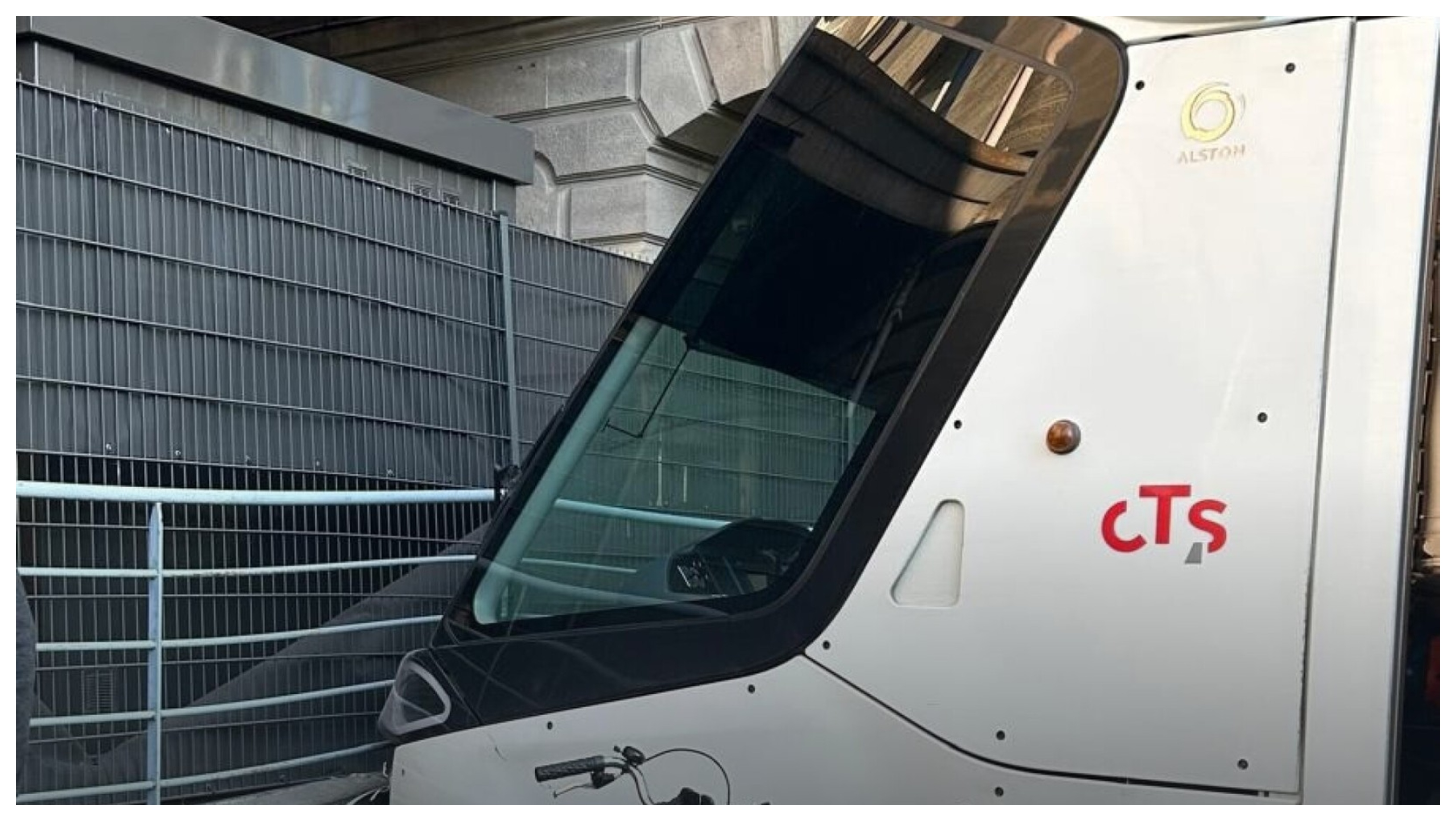 Accident la Strasbourg: un tramvai a lovit zidul gării, după ce vatmanul a leșinat. Trei răniți au fost transportați la spital