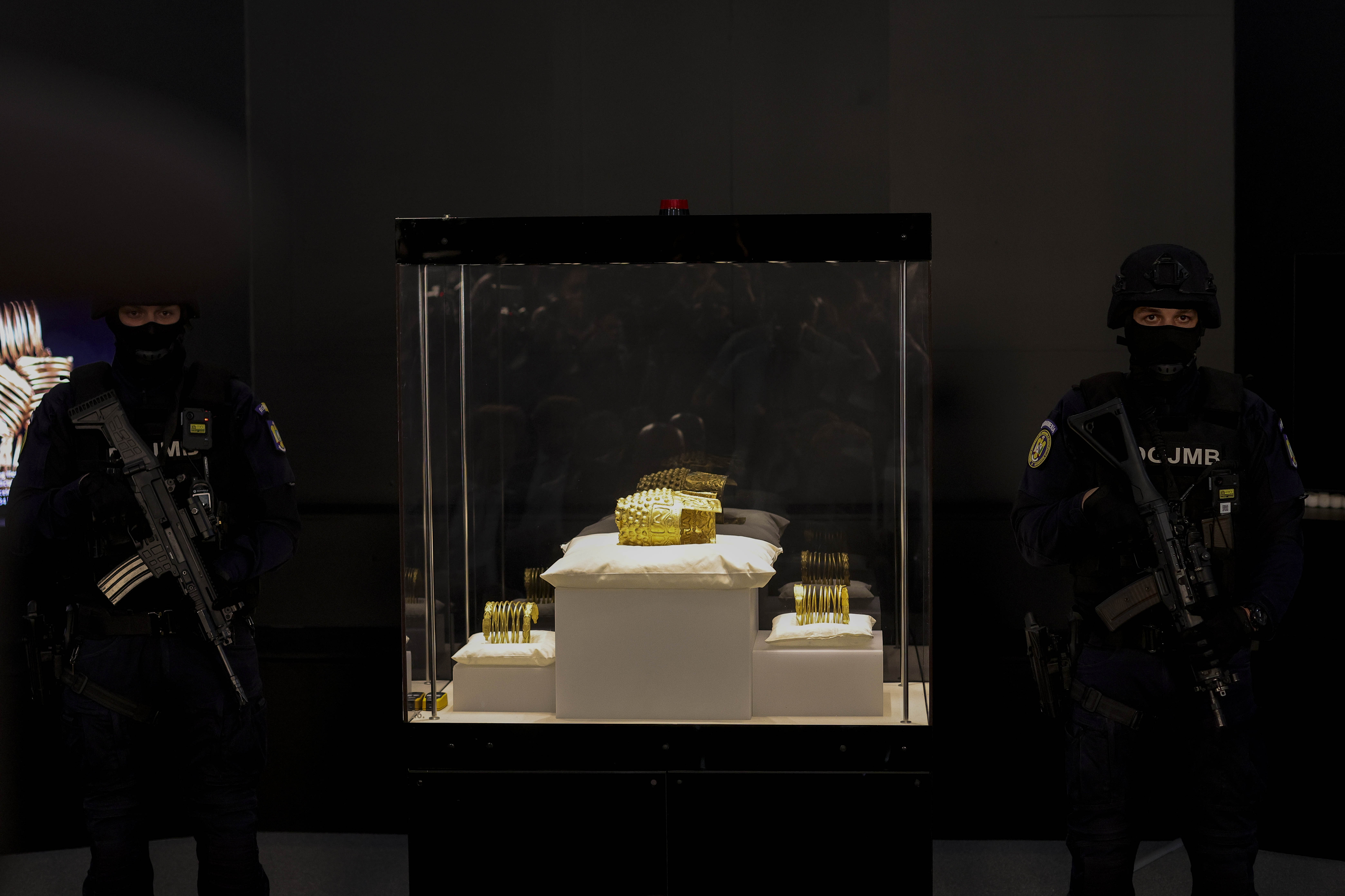 Coiful de la Coțofenești și două brățări dacice au fost aduse în țară și expuse Muzeul Național de Istorie