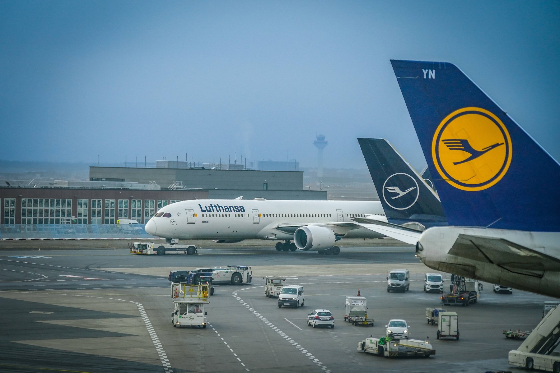 Lufthansa reduce 20.000 de zboruri pe fondul creşterii costurilor combustibilului pentru avioane. Care sunt cele mai afectate
