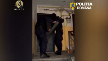 jandarmi sparg o ușă