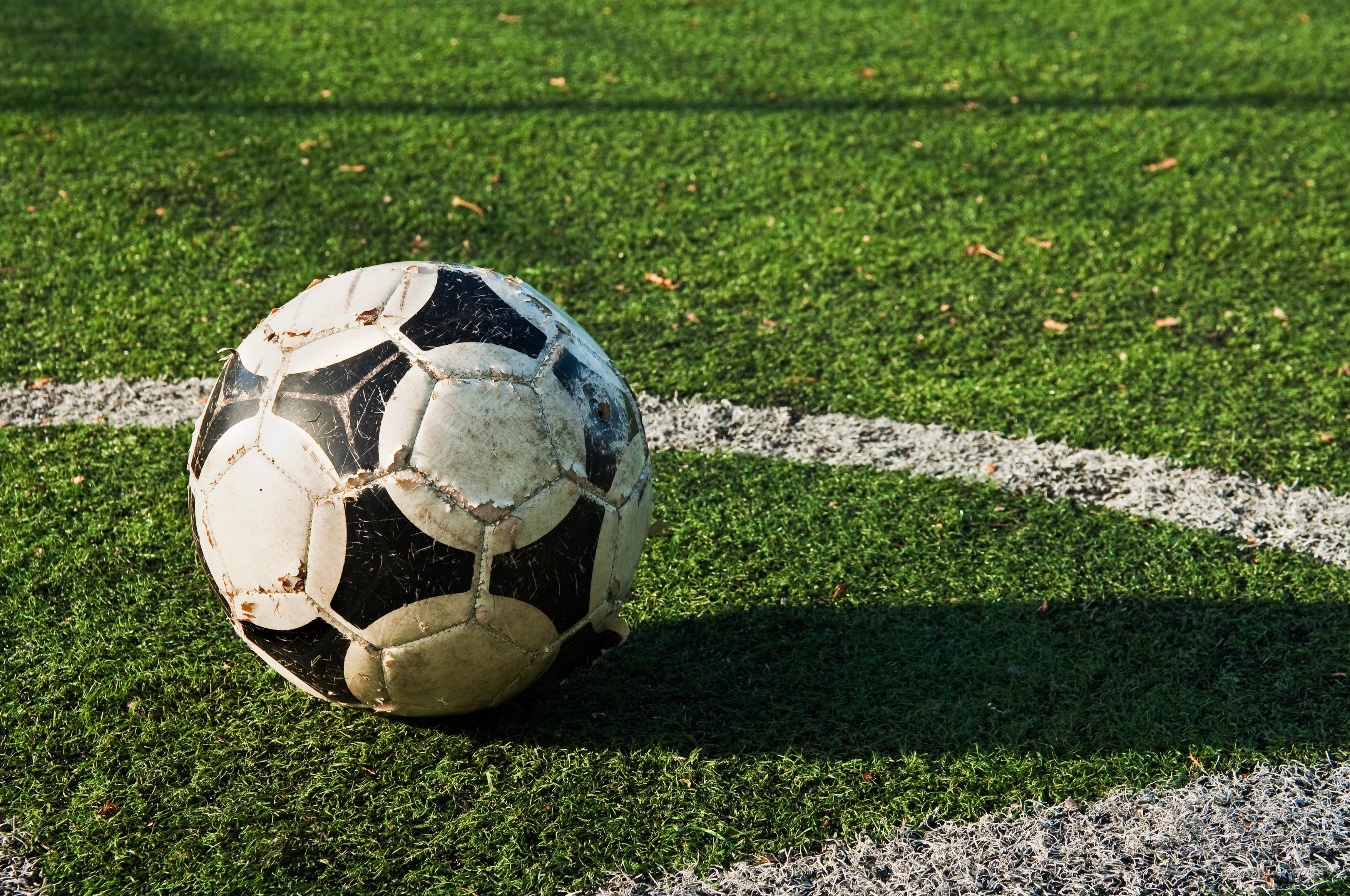 Cercetătorii britanici propun modificarea mingilor de fotbal pentru a combate problema impactului loviturilor cu capul