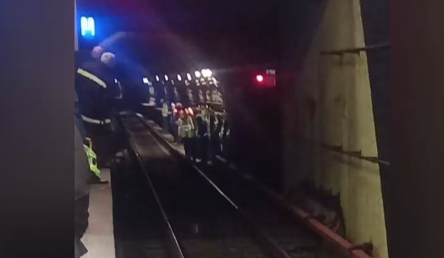 Circulația metroului, blocată pe magistrala 4. O bucată din tavanul galeriei s-a prăbușit peste șine