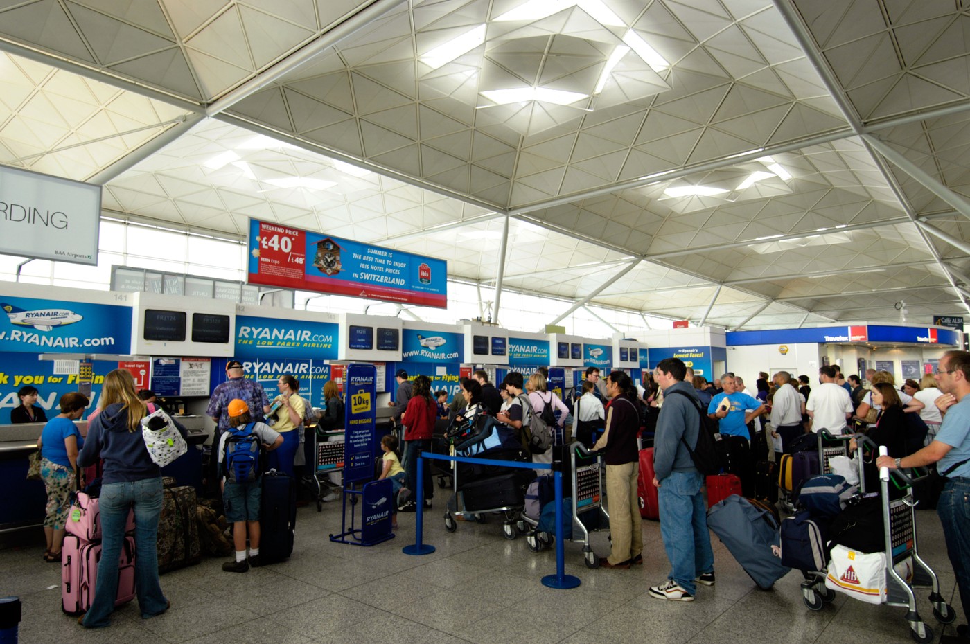 Compania aeriană Ryanair anunță că va închide ghișeele de check-in cu 20 de minute mai devreme. Care este motivul