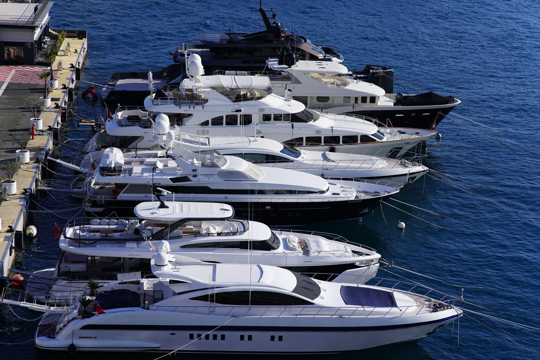 Averile cresc într-un ritm accelerat: numărul miliardarilor ar putea ajunge la aproape 4.000 până în 2031