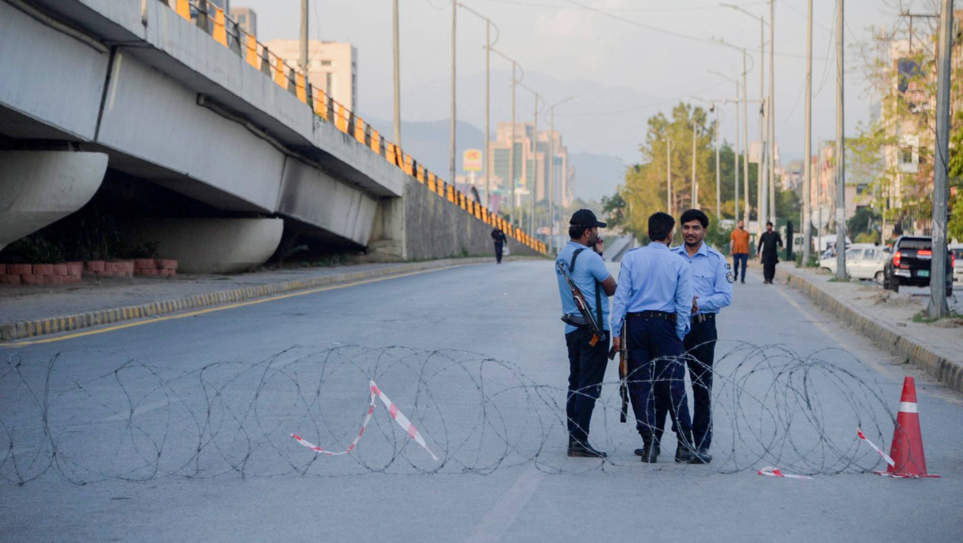 „E ca și cum am trăi într-o cușcă”: Islamabadul, sub blocaj în așteptarea negocierilor dintre SUA și Iran. „Avem nevoie de muncă”