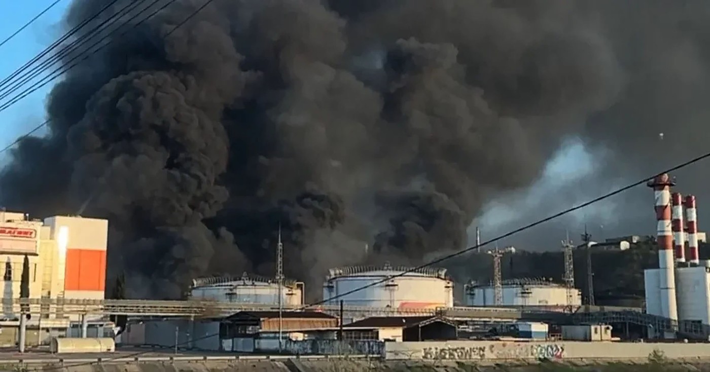 Ploaie neagră pe coasta rusă a Mării Negre, după un atac ucrainean asupra unei rafinării. Imagini dramatice din Tuapse