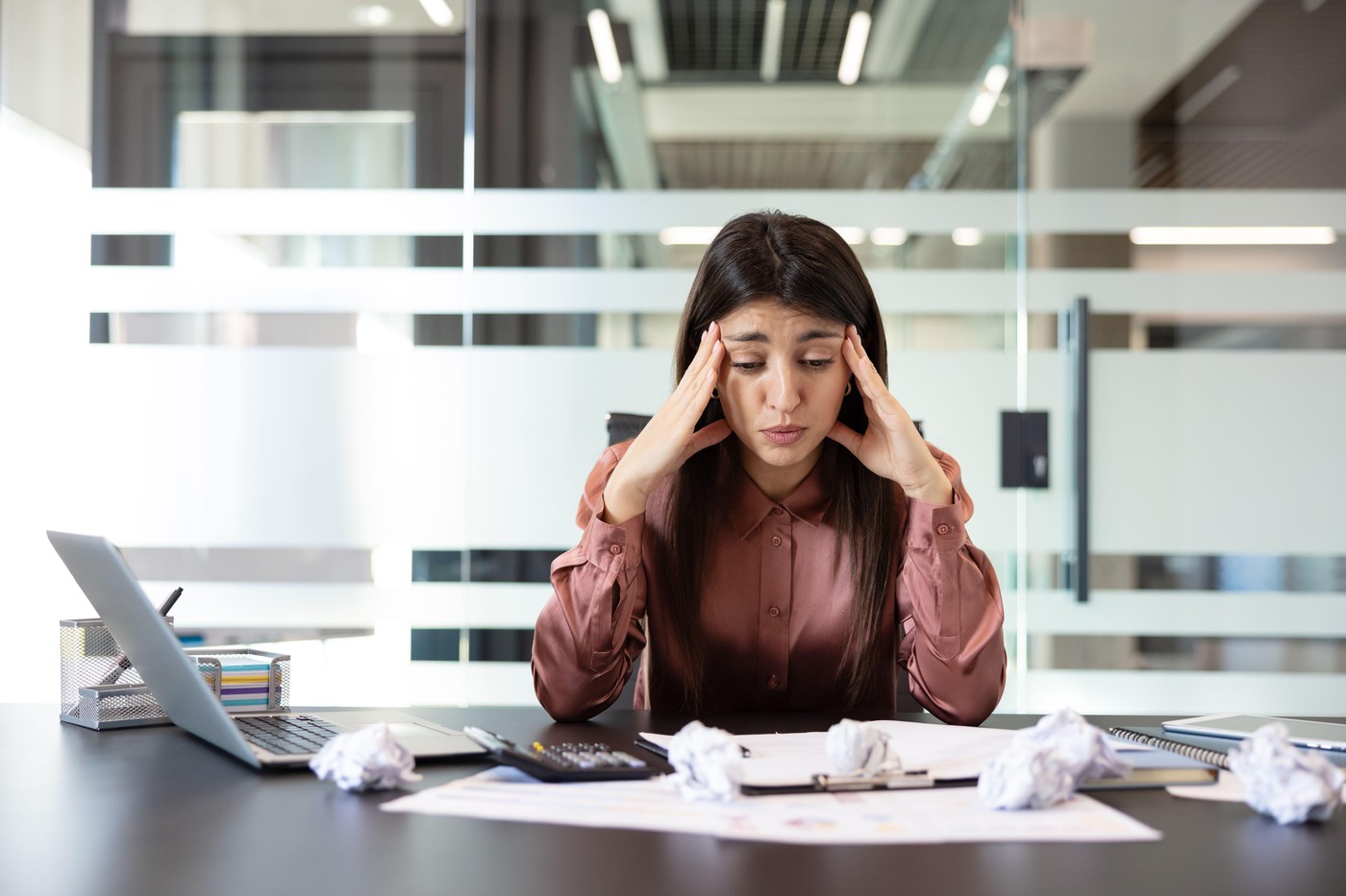 Munca ucide 840.000 de oameni pe an, potrivit unui raport ONU. Stresul și riscurile psihosociale afectează inima și sănătatea mintală