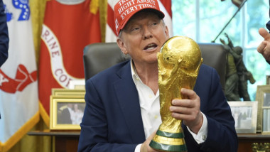 donald trump cu trofeul cupei mondiale