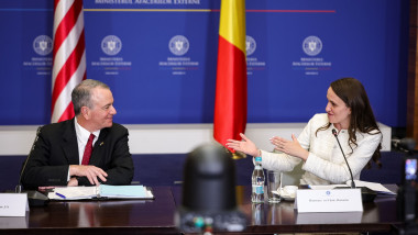 Ambasadorul Statelor Unite la Bucureşti, Darryl Nirenberg, și ministra de Externe, Oana Țoiu.