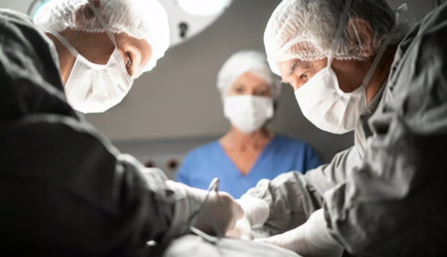 Intervenție estetică, transformată în tragedie: O femeie a murit în timpul unui lifting facial realizat într-un cabinet din Capitală