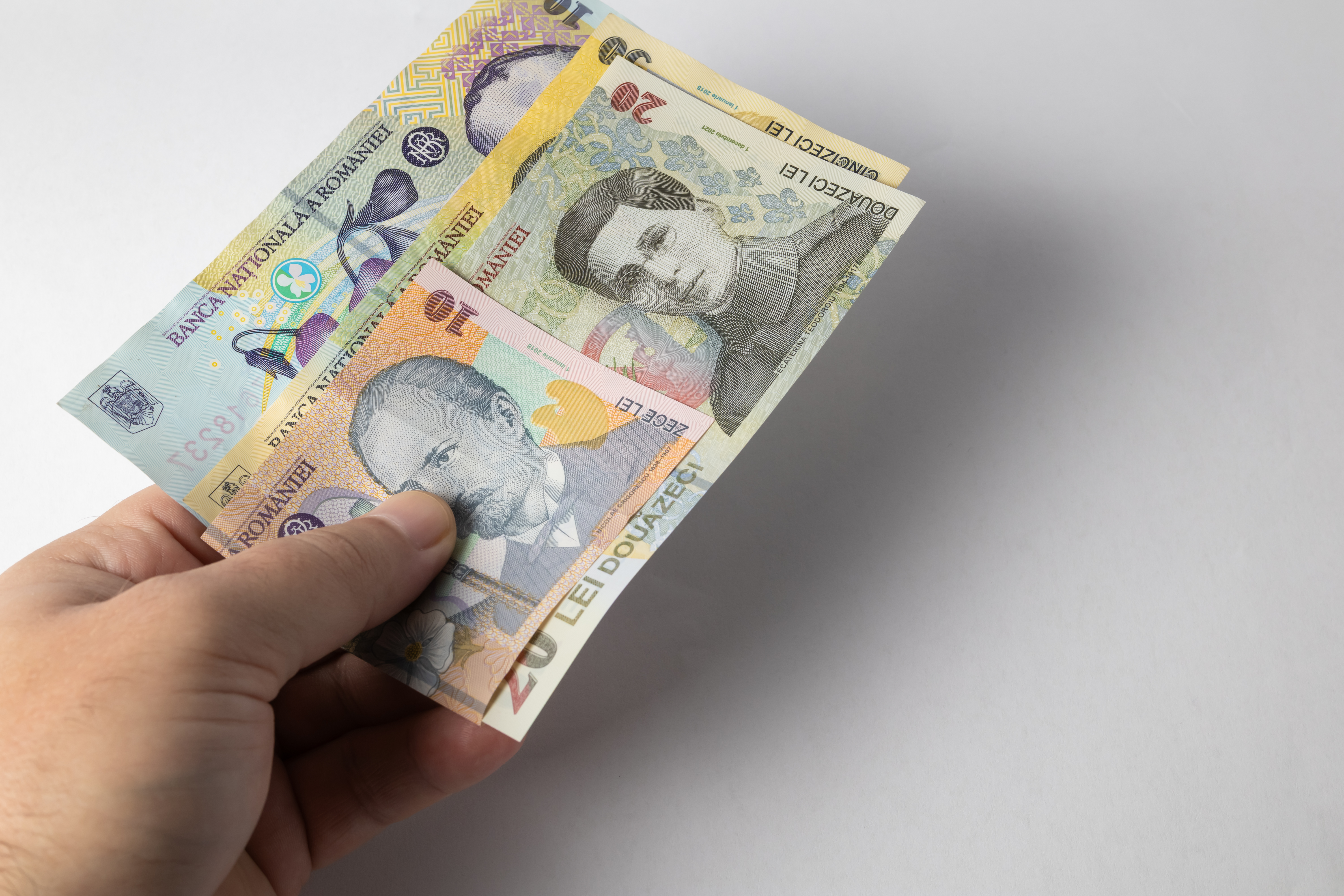 Prima tranșă din ajutorul pentru pensionari va ajunge la beneficiari începând cu 4 mai. Suma maximă și categoria exclusă de la plată