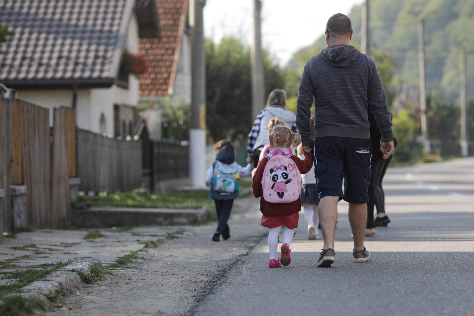 Alocația pentru copii ar putea fi împărțită în două. Suma totată va fi mai mare, dar este condiționată de prezența la școală