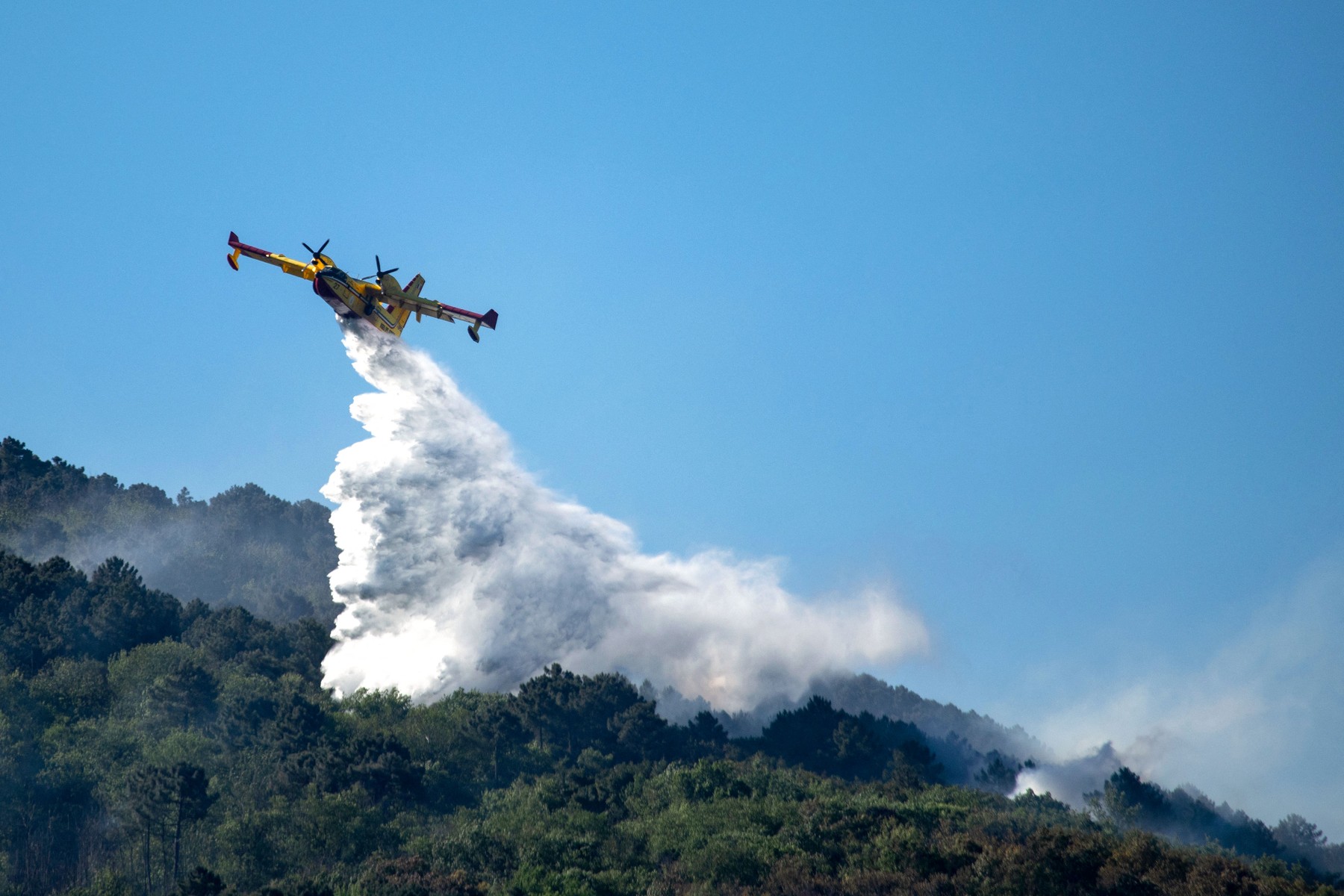Incendiu violent în Italia: mii de persoane evacuate de armată. Flăcările au distrus peste 800 de hectare în Toscana