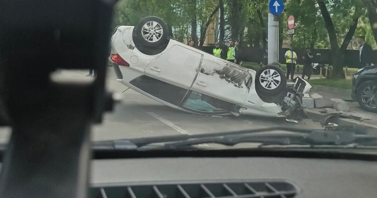 Accident cu trei maşini în Sectorul 6. Unul dintre vehicule s-a răsturnat pe plafon, o femeie fiind rănită