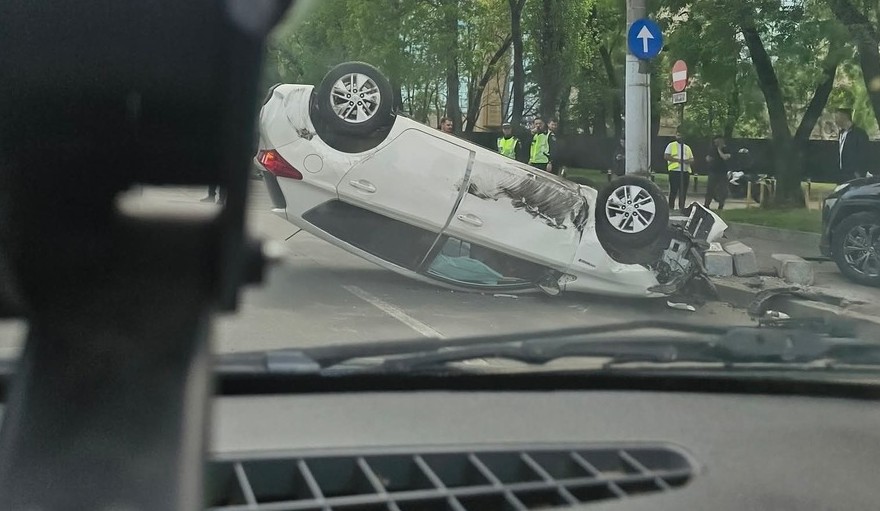Accident cu trei maşini în Sectorul 6. Unul dintre vehicule s-a răsturnat pe plafon, o femeie fiind rănită