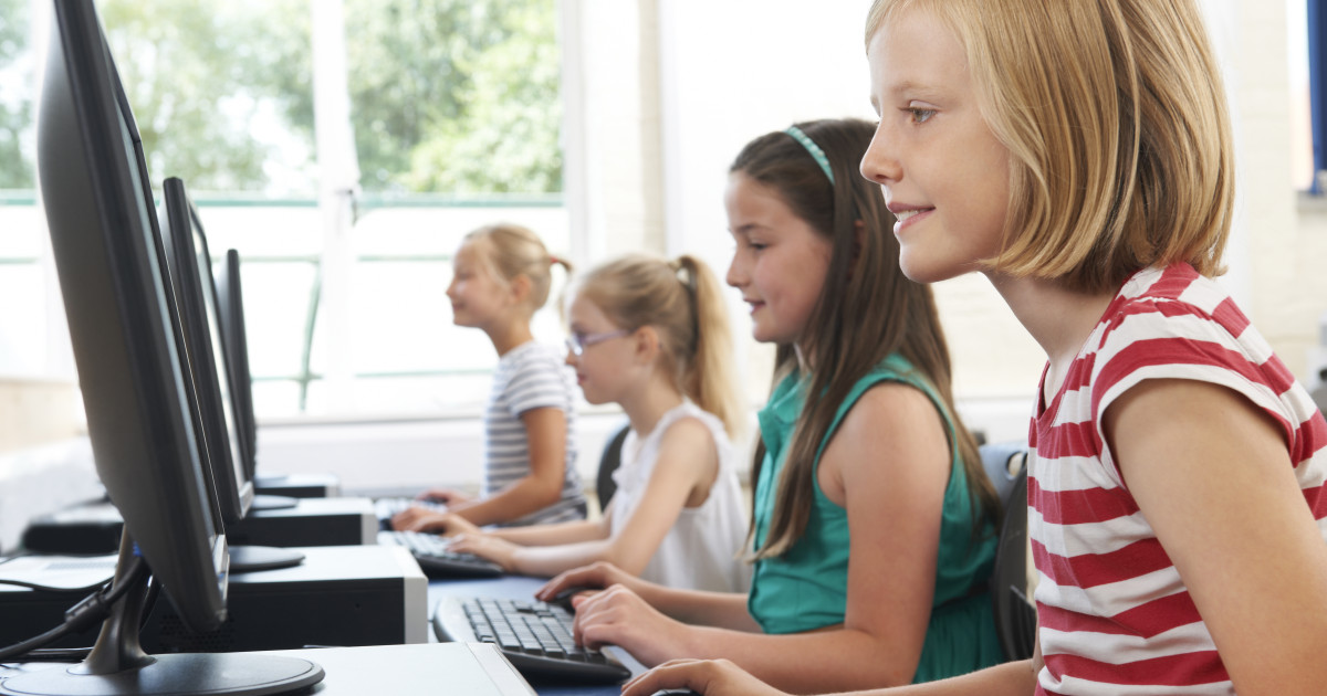 Elevii și studenții pot primi bani pentru calculatoare în 2026: Venitul ...