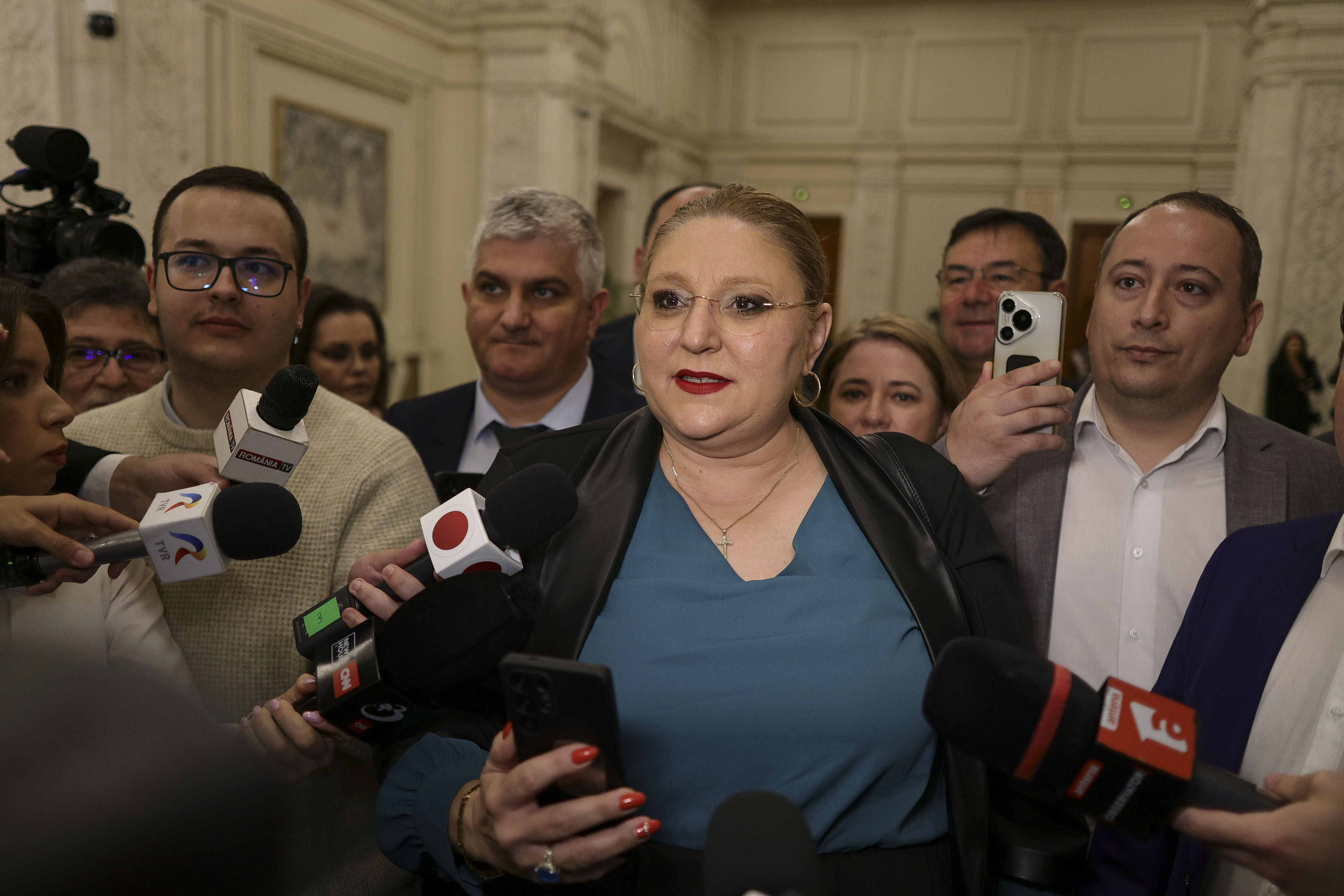 Șoșoacă anunță că parlamentarii S.O.S. vor vota pentru căderea Guvernului Bolojan. Votul va fi la vedere
