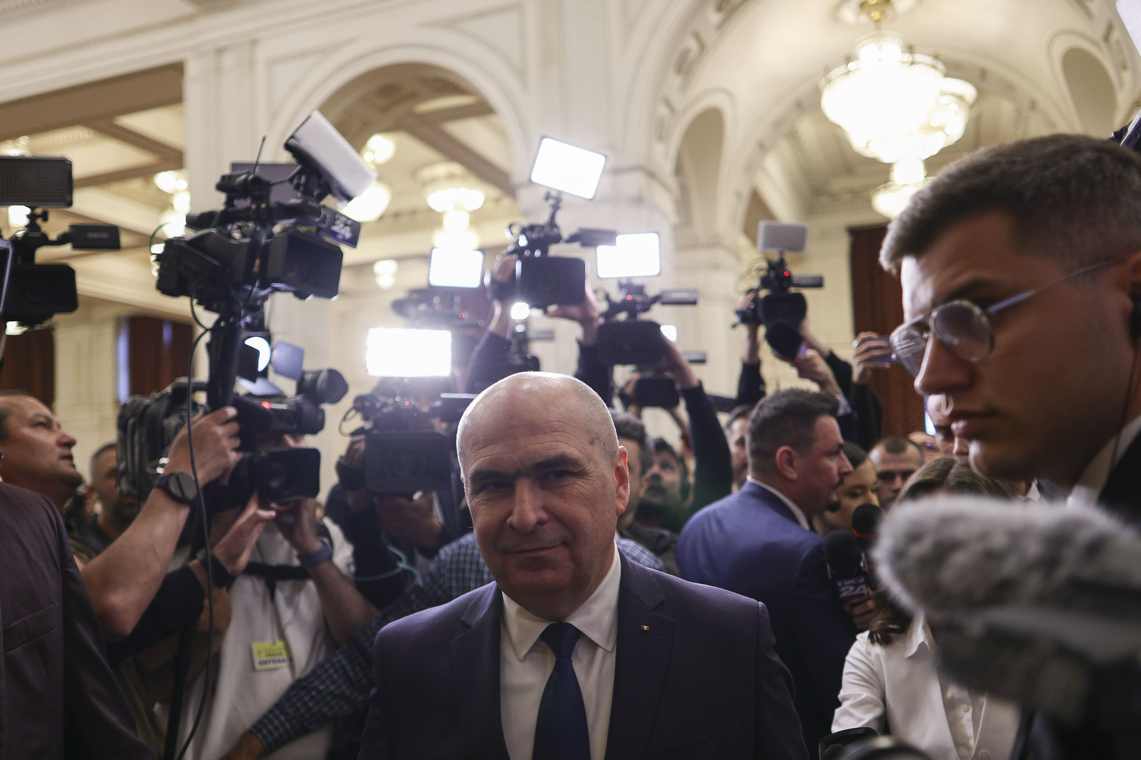 Moțiunea de cenzură anti-Bolojan, ziua decisivă. Parlamentar, către liderul AUR: „Simion, dacă ești bărbat, fii premier”