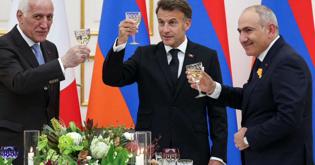 Imagini virale: Emmanuel Macron a cântat live, acompaniat de premierul armean la tobe, cea mai cunoscut piesă a lui Aznavour
