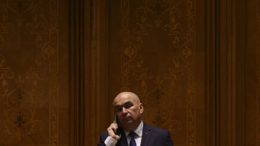 ilie bolojan vorbeste la telefon