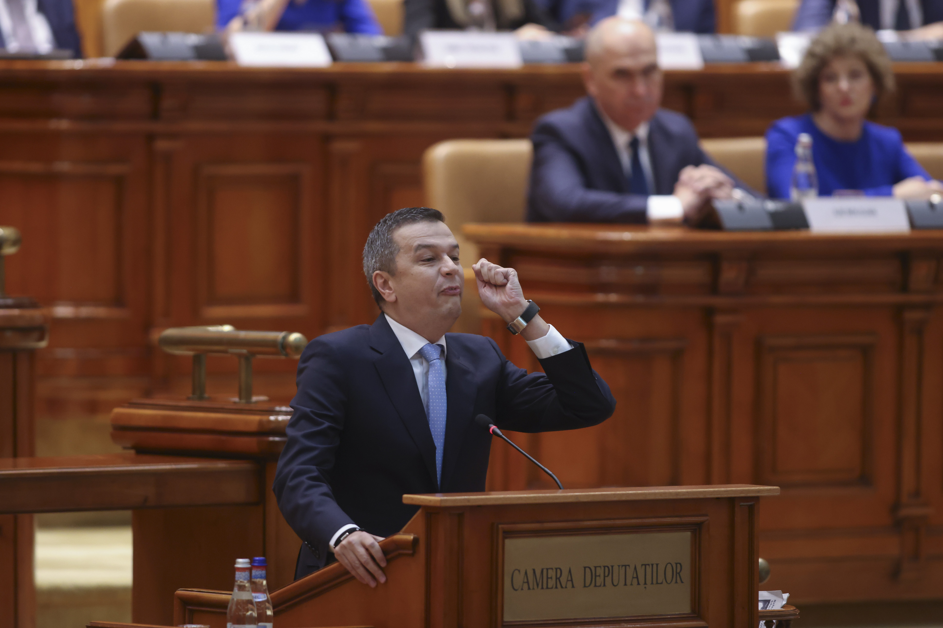 Aproape jumătate dintre români consideră moțiunea de cenzură PSD-AUR un act politic inutil care va înrăutăți lucrurile (sondaj INSCOP)