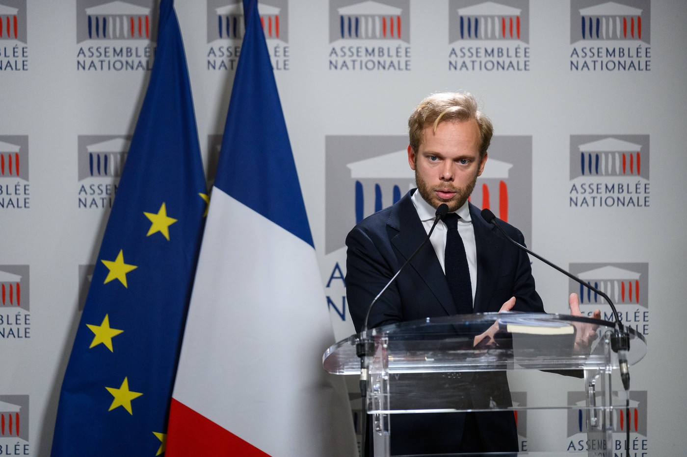 Controversă politică în Franța, după reduceri de un miliard de euro la televiziunea și radioul publice și apeluri la reformă