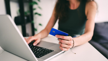 Taxele ascunse și recenziile false care îți pot strica vacanța. Foto Getty Images