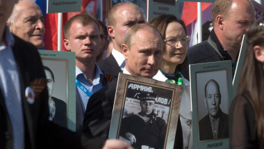 Vladimir Putin la marșul Regimentului Nemuritor