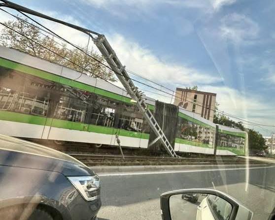 Un tramvai a deraiat pe strada Valea Cascadelor din Capitală. Patru persoane au fost duse la spital