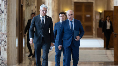 dragos pislaru si ilie bolojan pe culoar la guvern