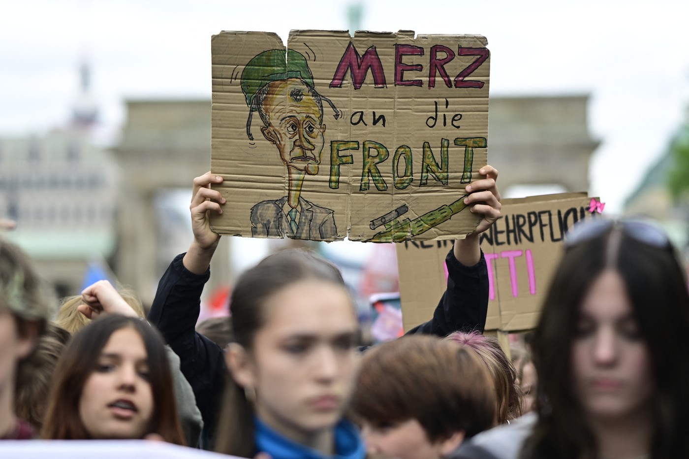 Zeci de mii de elevi au protestat împotriva reintroducerii serviciului militar obligatoriu în Germania