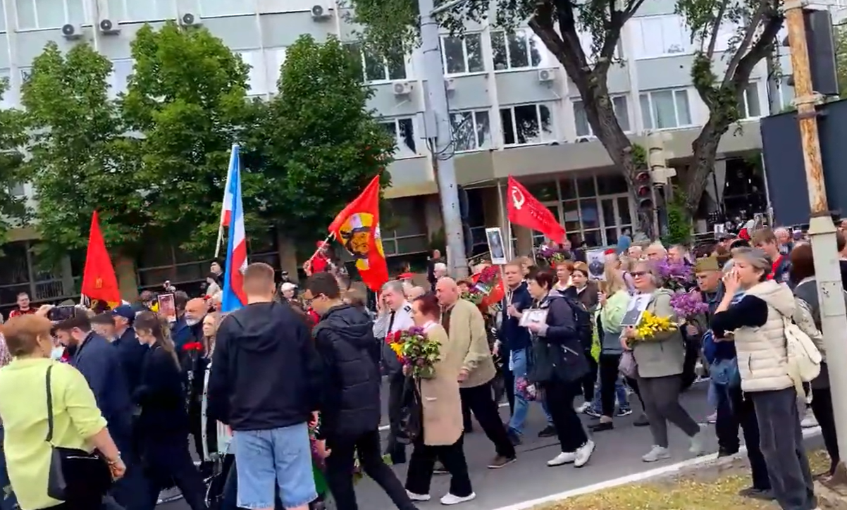 9 mai la Chișinău: marș  al prorușilor cu simboluri interzise și muzică sovietică, în timp ce Guvernul sărbătorește Ziua Europei
