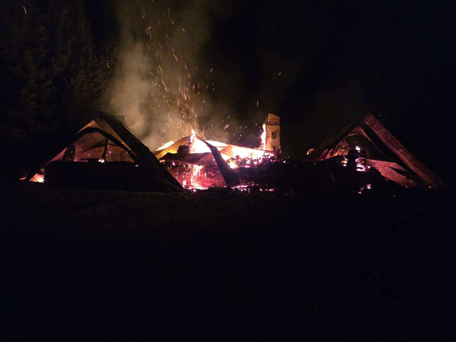 Cabana Gențiana, din Retezat, un reper pentru turiști și iubitori ai muntelui, a fost mistuită de un incendiu
