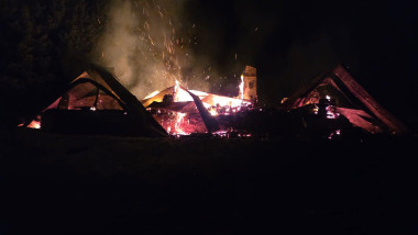 Cabana Gențiana, mistuită de incendiu.