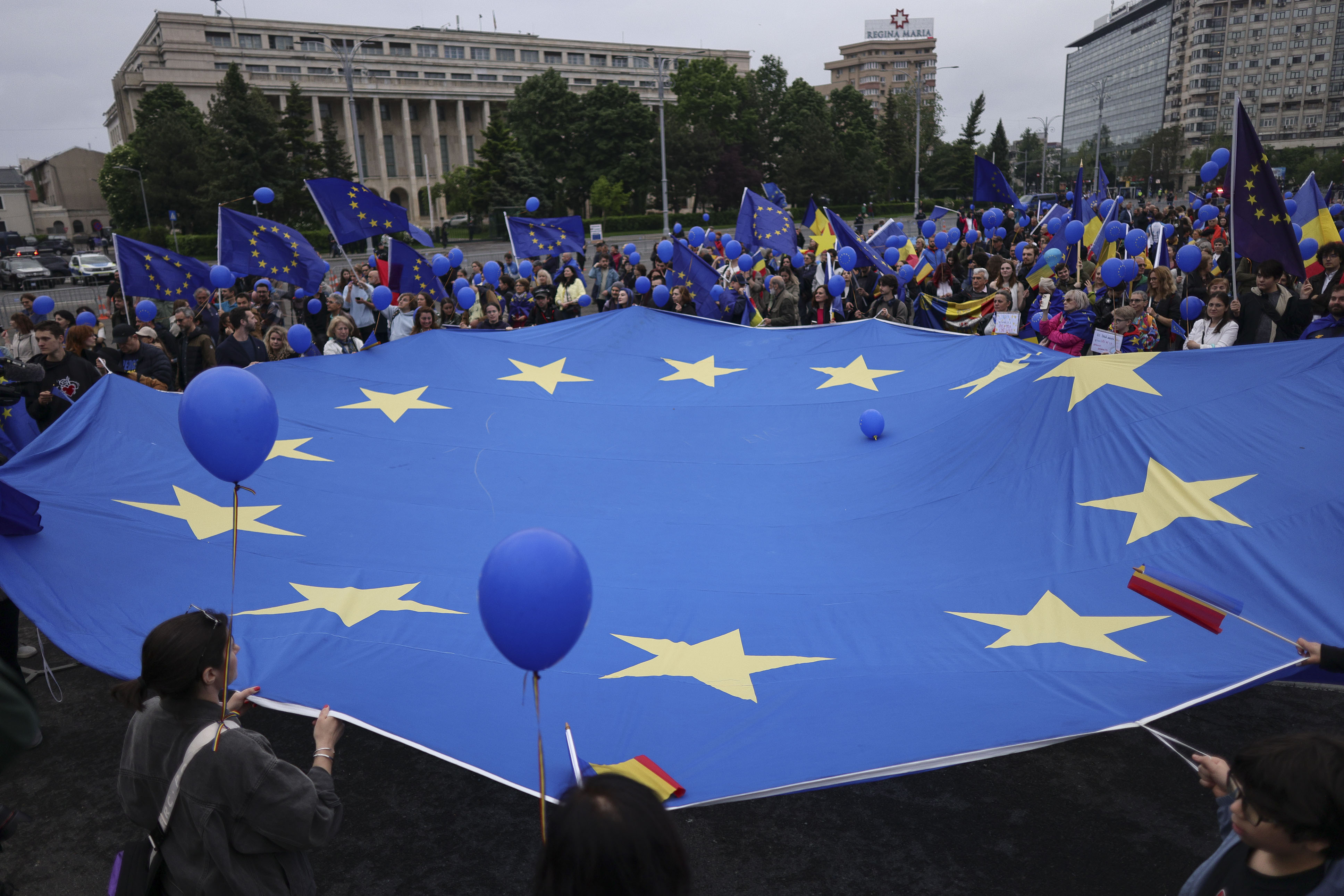 Sute de oameni s-au strâns la un marş de Ziua Europei, în centrul Capitalei. Manifestanții au ajuns în Piaţa Victoriei