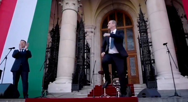 Viitorul ministru al sănătăţii din guvernul maghiar face din nou furori cu dansul său, la învestirea lui Peter Magyar ca premier