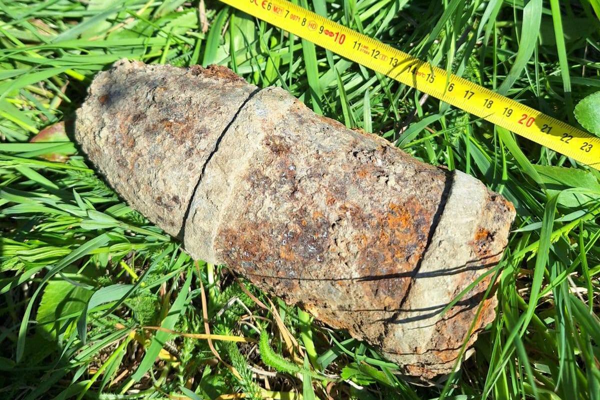 Proiectil exploziv descoperit de un bărbat în timp ce săpa în curte, la Botoșani
