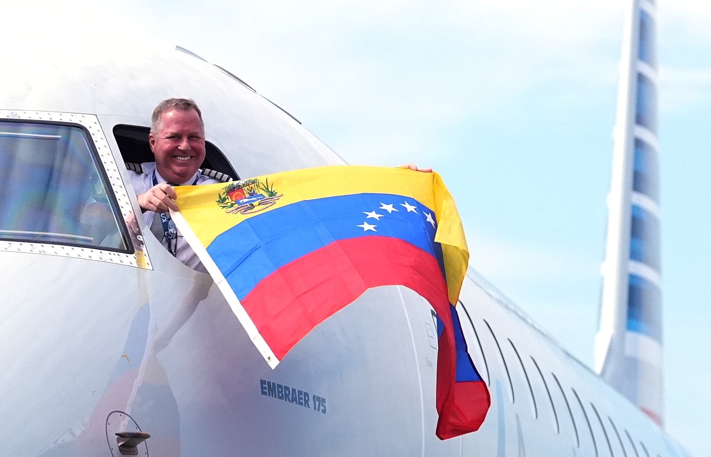 Prima cursa comerciala directa SUA–Venezuela dupa 7 ani a aterizat la Caracas, cu o delegatie a Casei Albe la bord