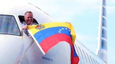 capitanul flutura steagul venezuelei