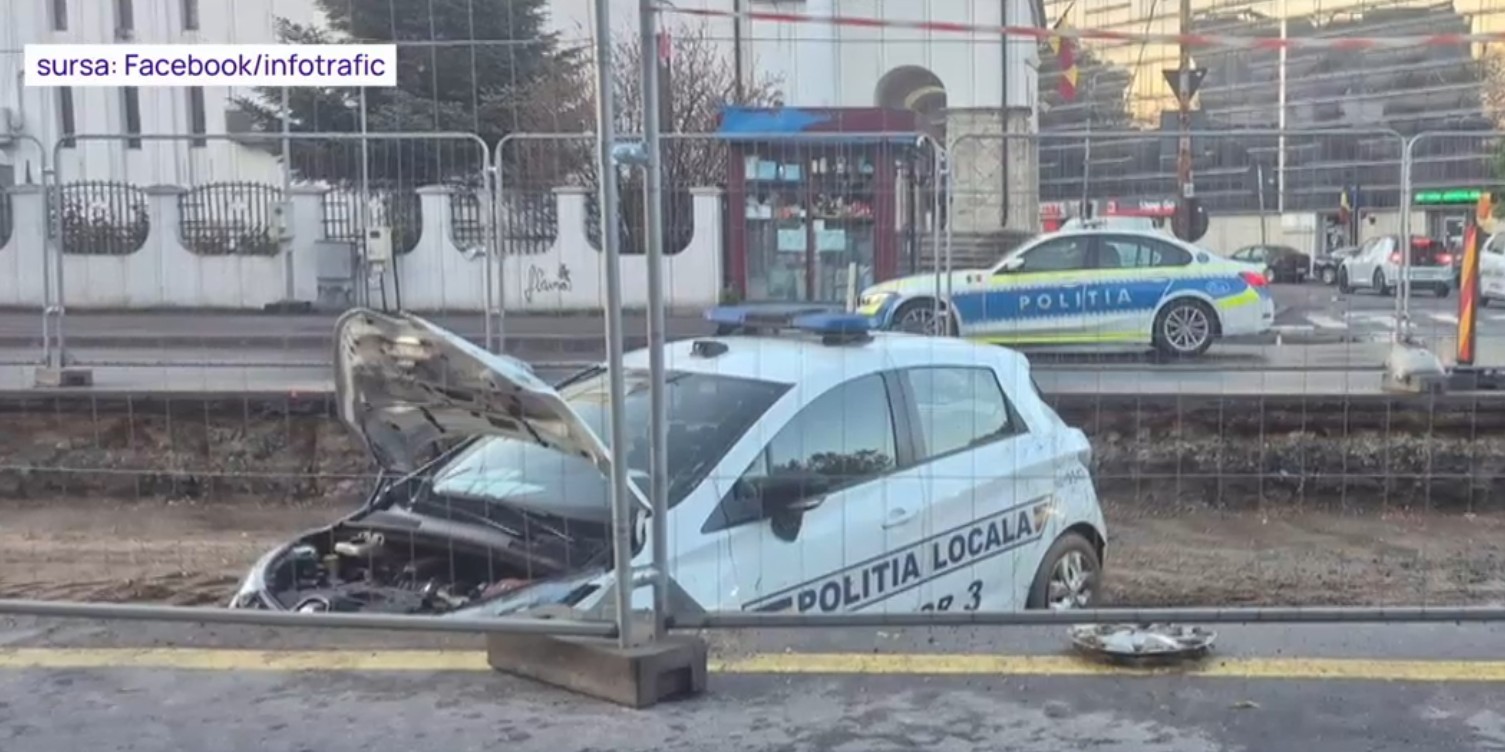 Accident cu mașina de poliție în București: Autospeciala a ajuns în lucrările de pe linia de tramvai